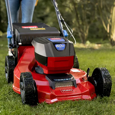 Mann på verksted reparerer gressklipper