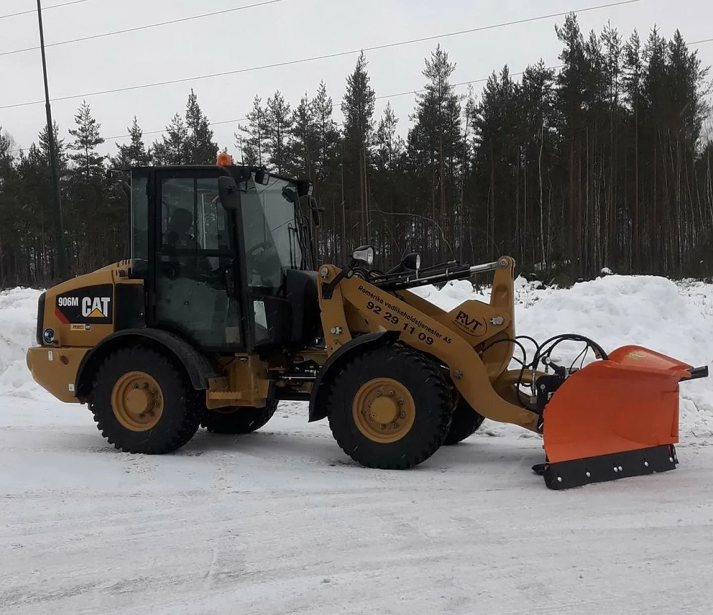 Hjullaster i arbeid på snødekt område