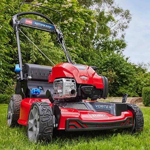 Hjullaster i arbeid på snødekt område