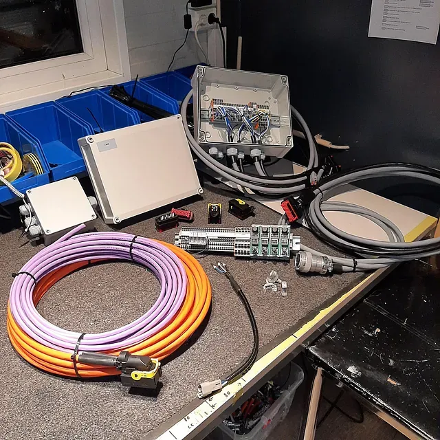 Teknisk utstyr og kabler på verkstedbord